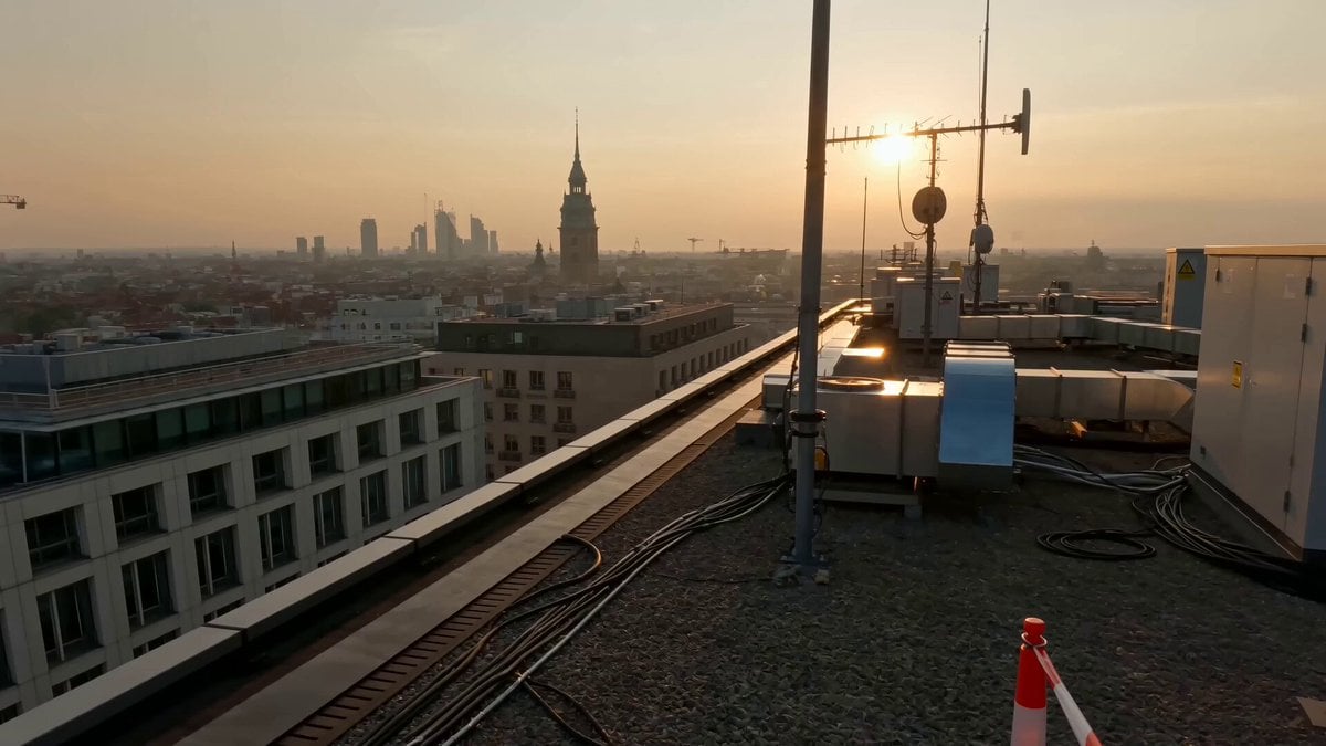 Duration: 15 seconds Aspect Ratio: 16:9 Ultra-realistic smartphone POV…